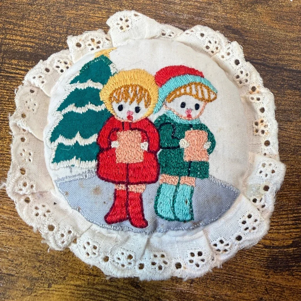 Vtg Hand Embroidered Christmas Carolers Ornament Eyelet Lace 4